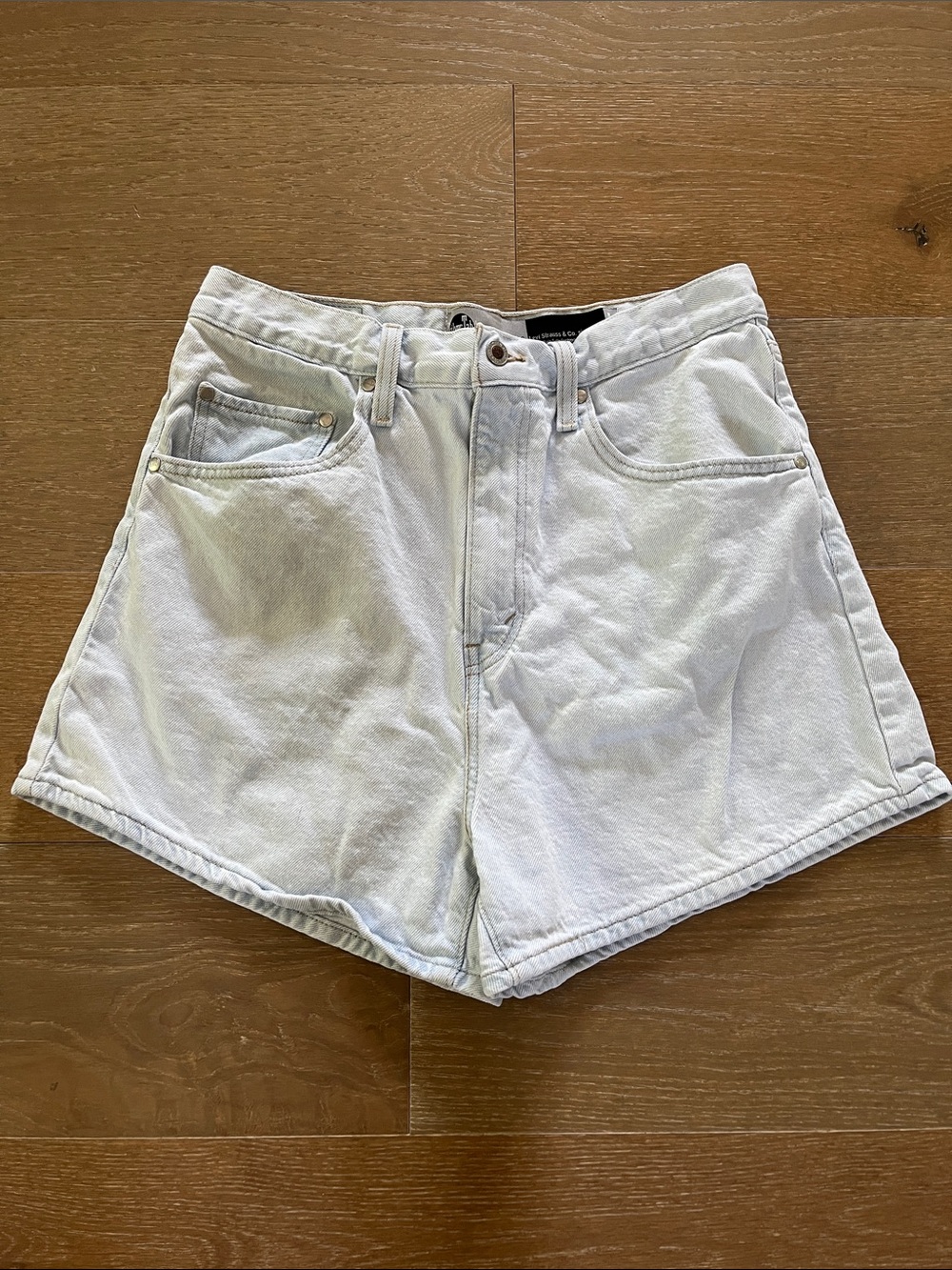 Levi’s Silver Tab Light Wash Mom Jean Shorts size 31
